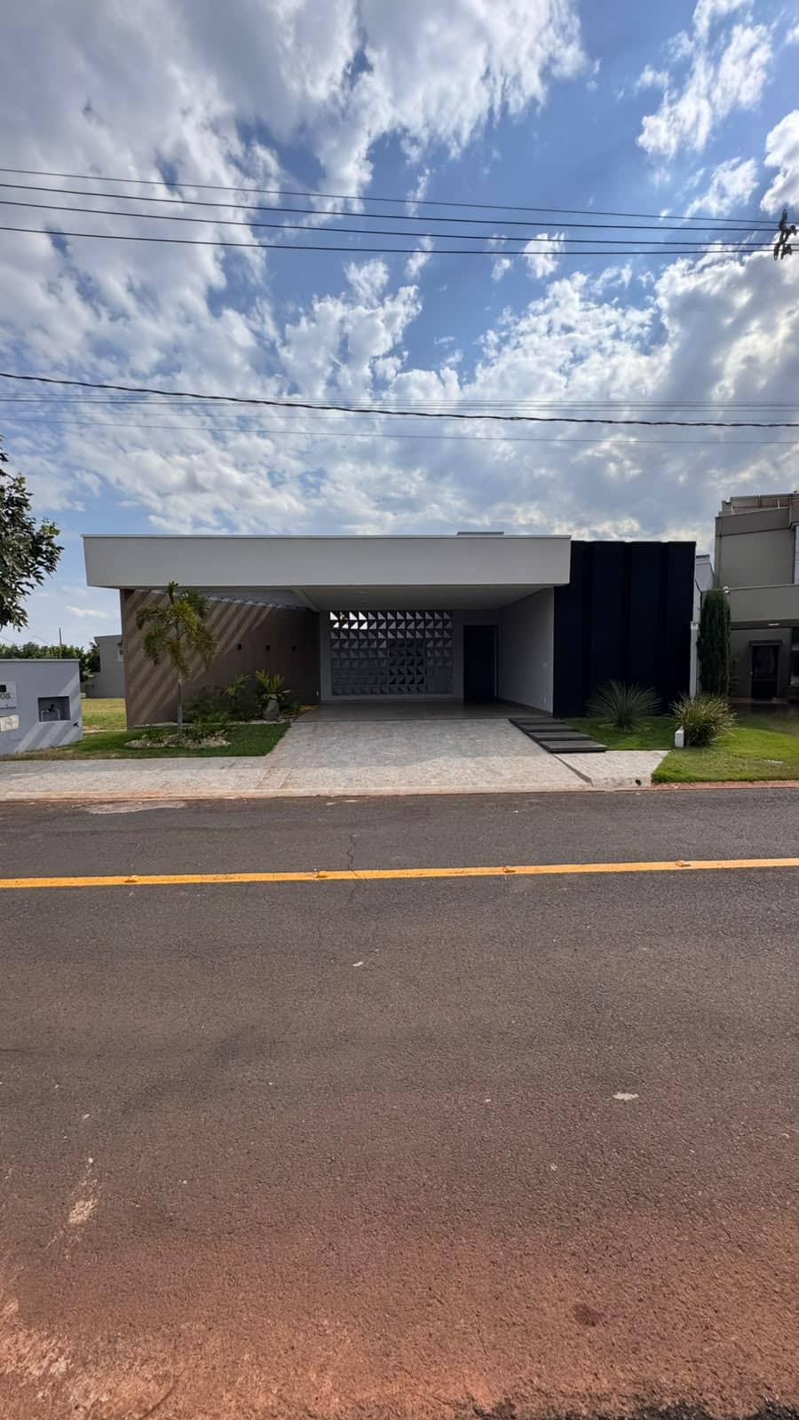 CASA DE ALTO PADRÃO DISPONIVEL NO CONDOMINIO FLAMBOYANT